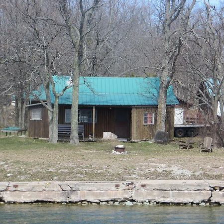 ホテルLake Wolsey Cabins Gore Bay エクステリア 写真