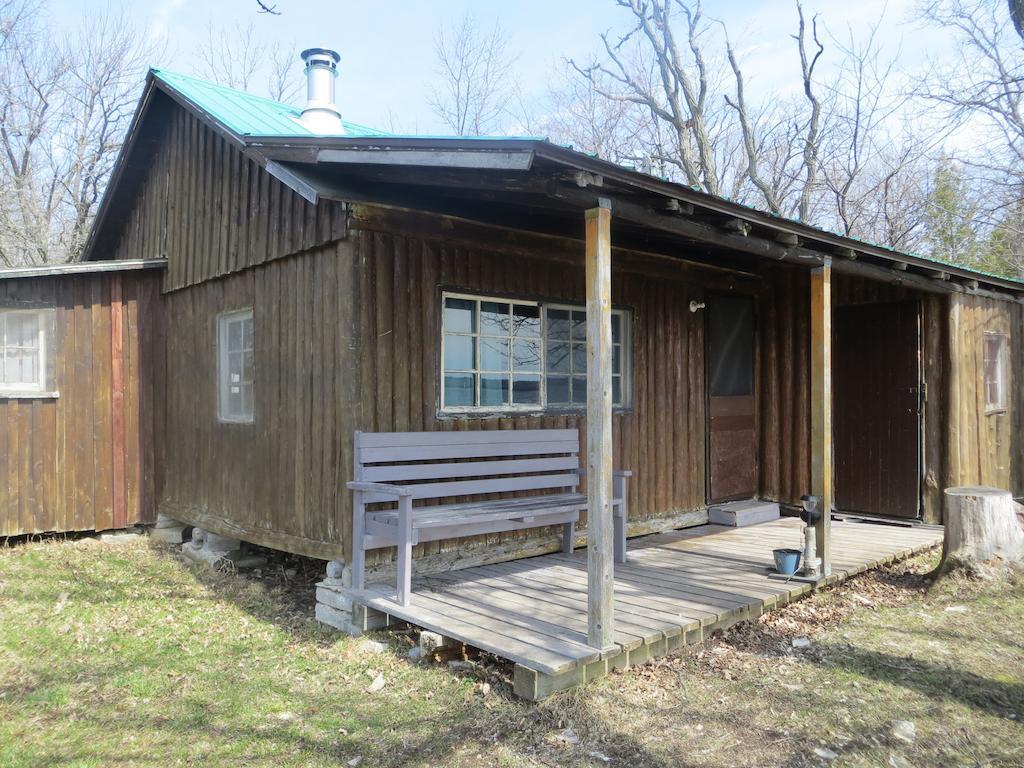 ホテルLake Wolsey Cabins Gore Bay エクステリア 写真