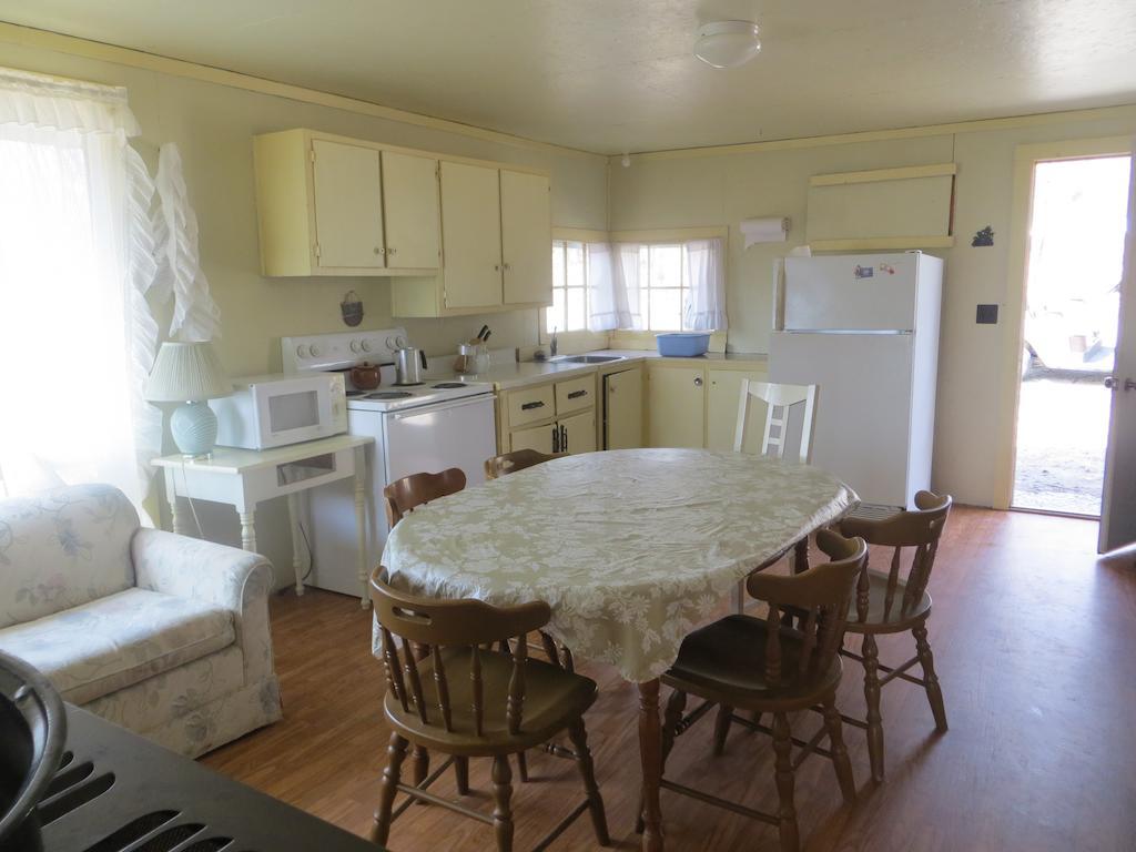 ホテルLake Wolsey Cabins Gore Bay エクステリア 写真