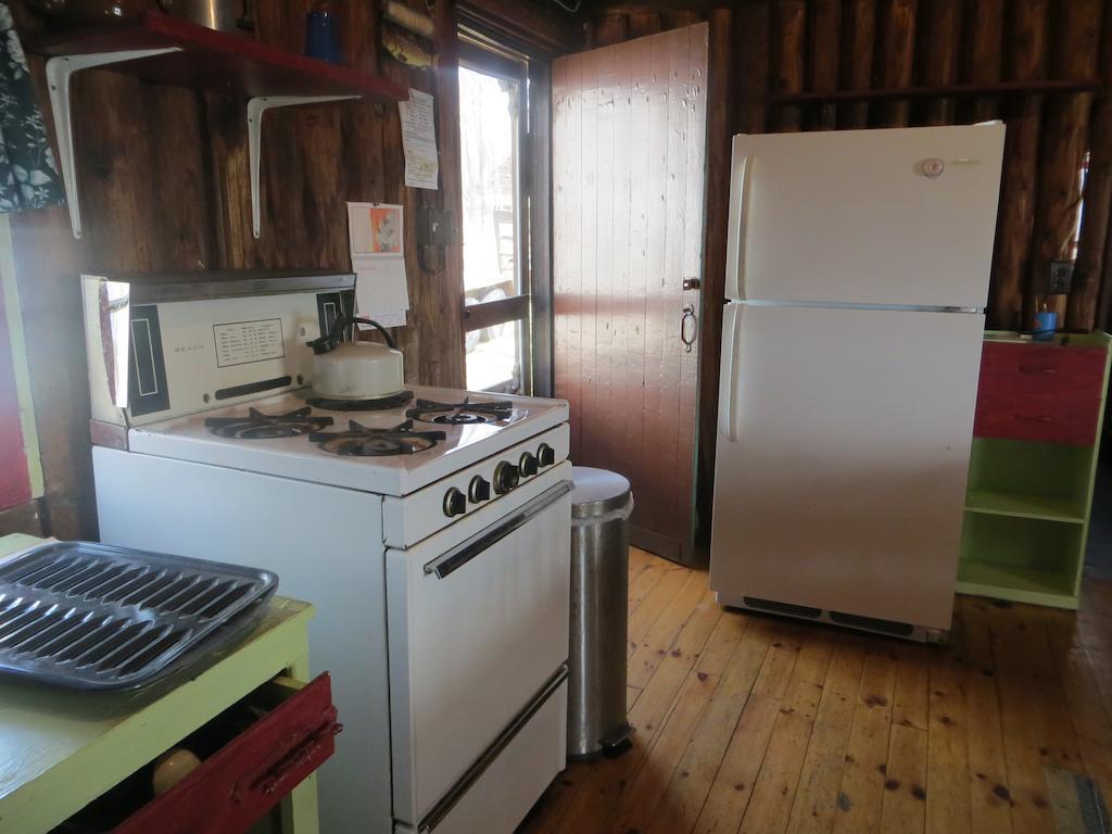 ホテルLake Wolsey Cabins Gore Bay エクステリア 写真