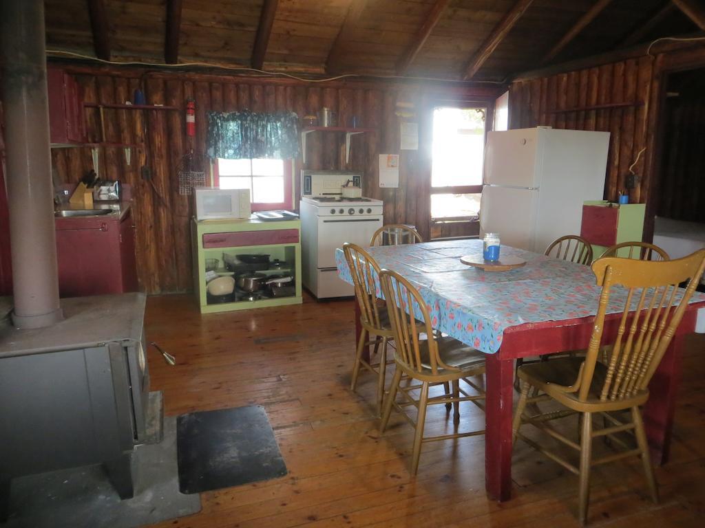 ホテルLake Wolsey Cabins Gore Bay エクステリア 写真