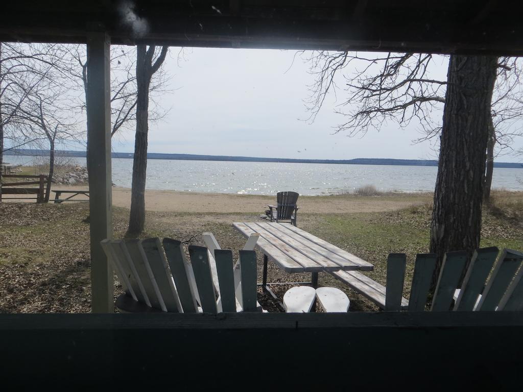ホテルLake Wolsey Cabins Gore Bay エクステリア 写真