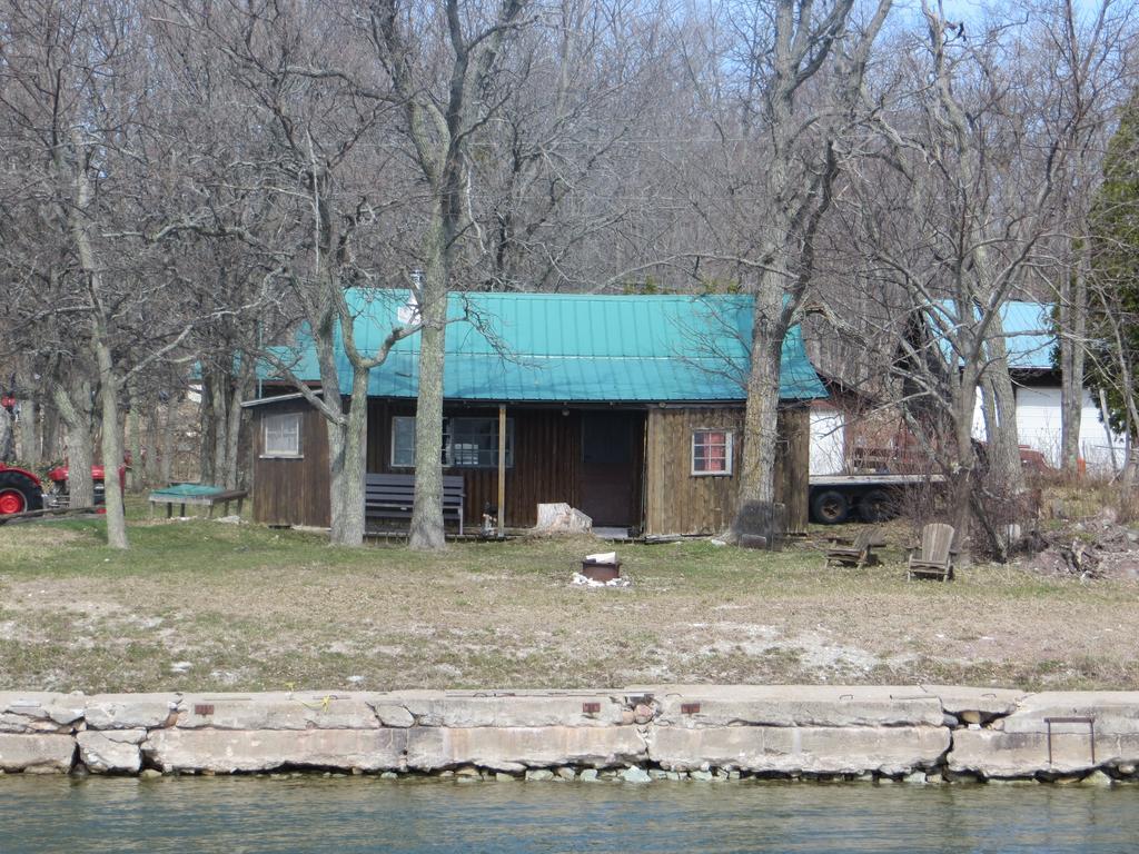 ホテルLake Wolsey Cabins Gore Bay エクステリア 写真